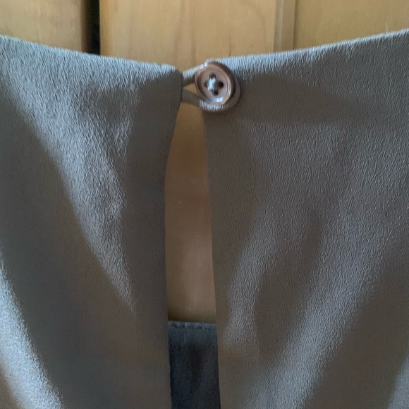 New With Tag! Banana Republic Sleeveless Light Tan Blouse Poppy Pleated Hem XS - Picture 8 of 10